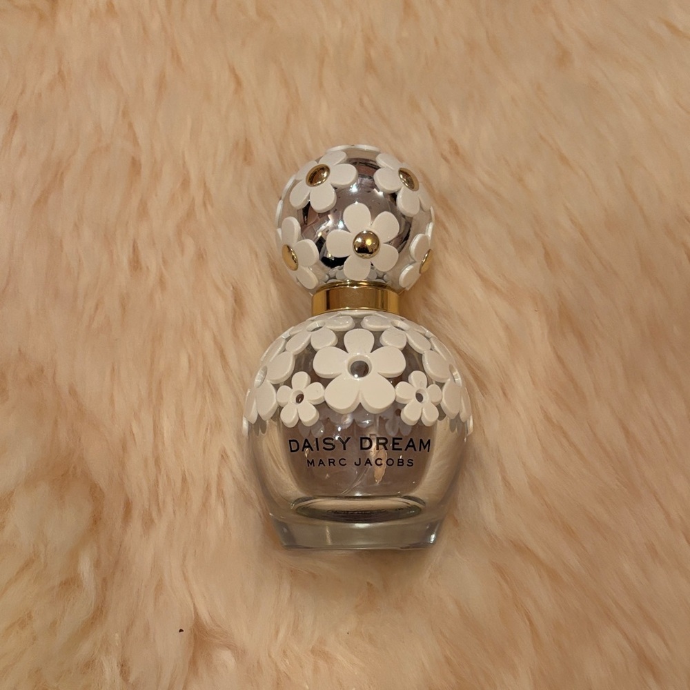 Marc Jacobs Daisy Dream with White Floral Accents